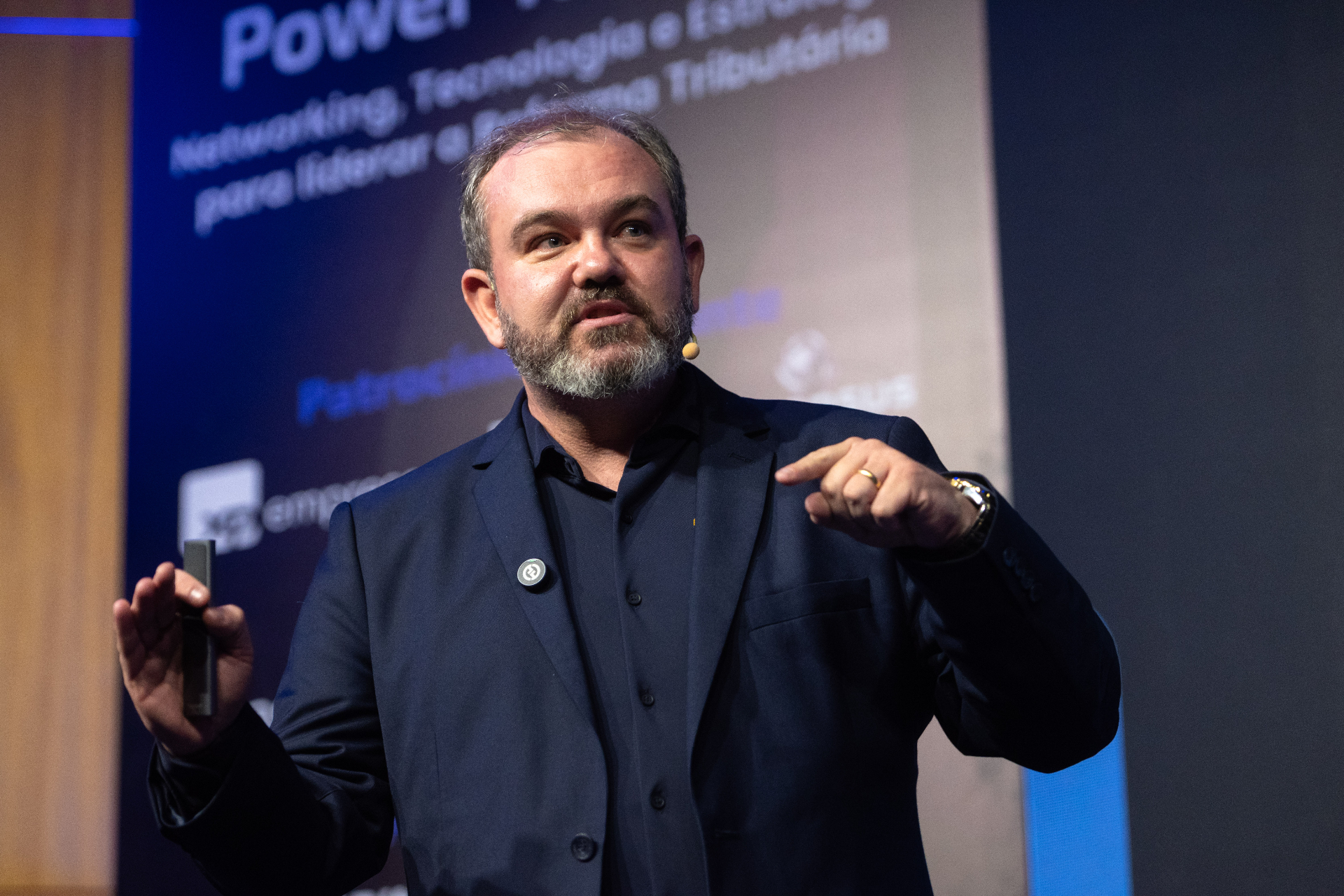 Palestrante no palco do Power Tax